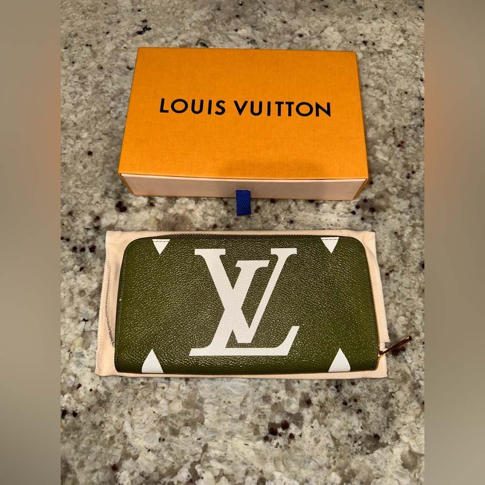 Louis Vuitton Women’s Zippy Wallet Limited Edition